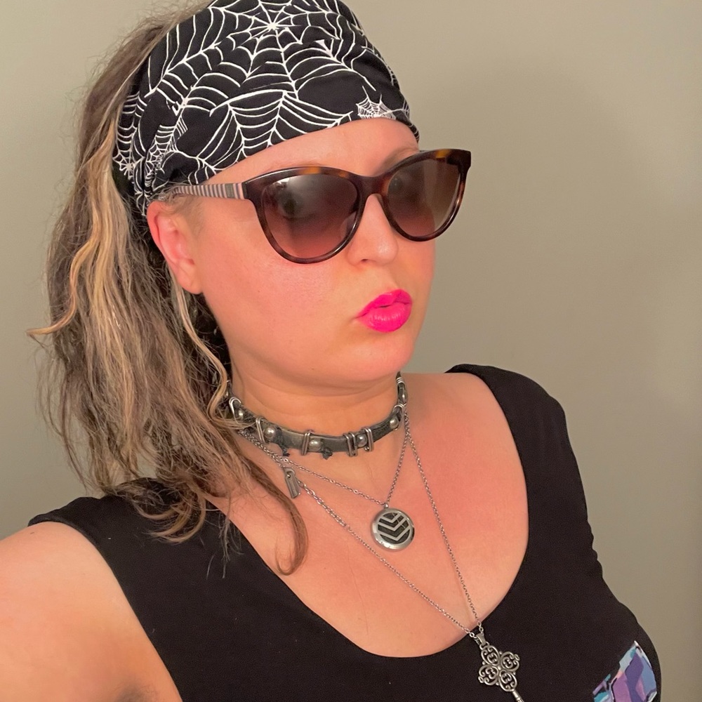 New Carolina herrara sunglasses- perfect condition 💜🖤